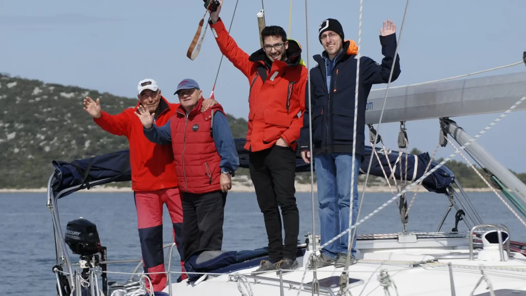A Captains Kft. csapatának kapcsolati köszönő képe, bal oldalon Dragan Penjalov kapitánnyal, utána Hovanec Zoltán kapitánnyal, majd Cserveni Tamás kapitány és a jobb oldalon pedig Révész Csanád kapitány.