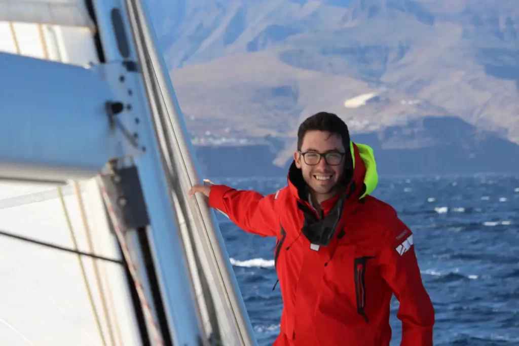 Cserveni Tamás - yacht kapitány instruktor. Magyarország legfiatalabb yacht kapitánya a Horvát Tengerügyi minisztériumban regisztrálva.