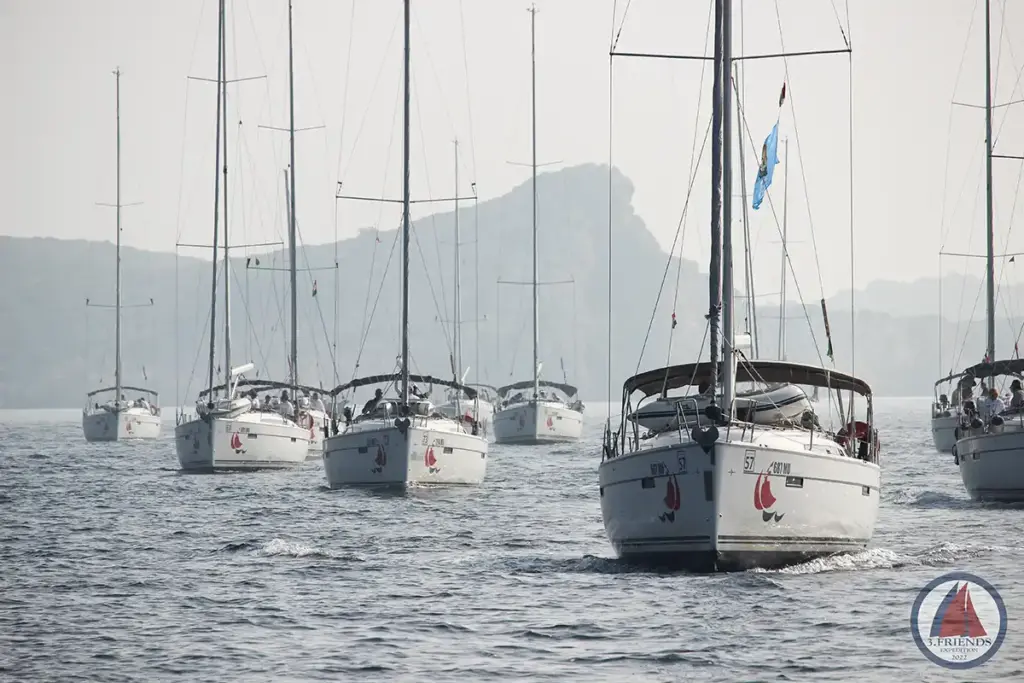 Libasorban hajóznak a vitorlások a Kornatin keresztül