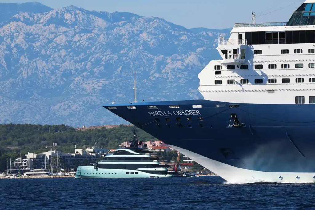 Cruiser találkozik egy Yacht-al