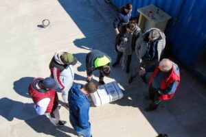 Mentőtutaj kinyitás előtt az STCW tanfolyamon