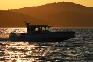 Motoros yacht Horvátországban a naplementében